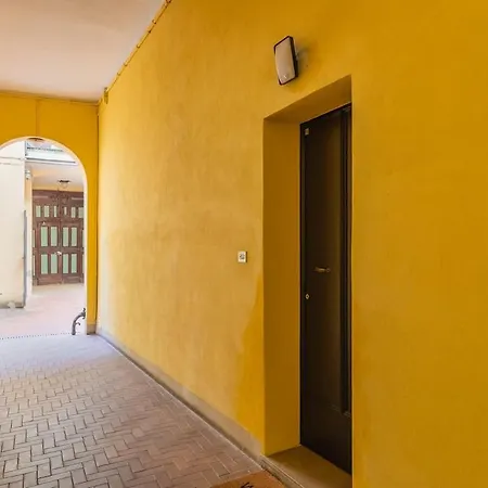 San Vitale 86, A Stone's Throw From The Two Towers 아파트 *