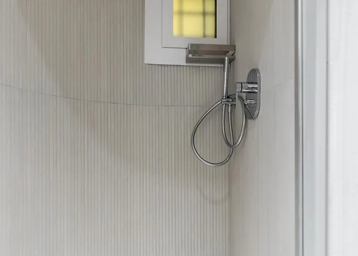 San Vitale 86, A Stone's Throw From The Two Towers 아파트 *