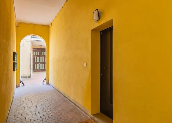 San Vitale 86, A Stone's Throw From The Two Towers 아파트 *